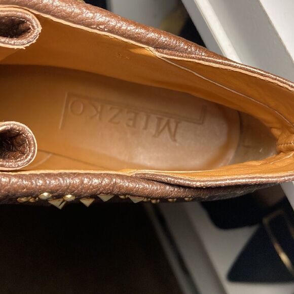 𝅺: : MIEZKO 90s Style Fold Over Ankle Boots with Gold Stud Detail : : - Picture 15 of 16